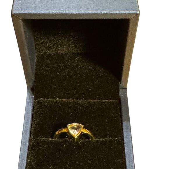 Elegant Sterling Silver Gold plated Ring with light purple Stone - Picture 1 of 7